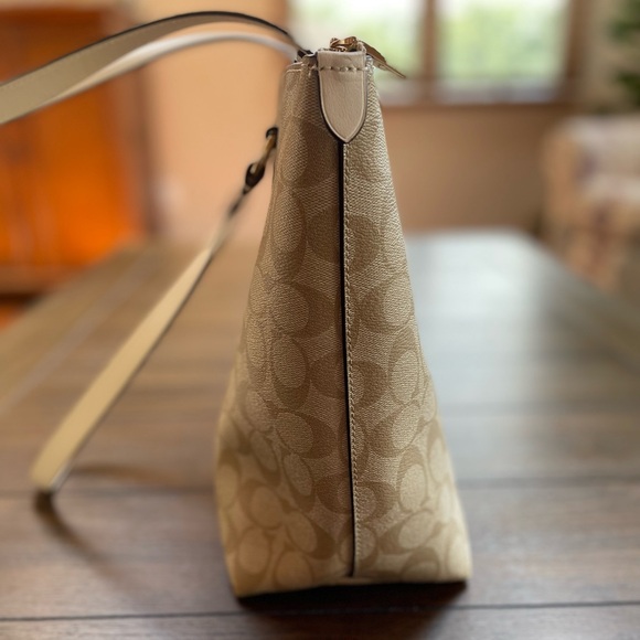 Coach Shoulder Bag - Picture 4 of 9